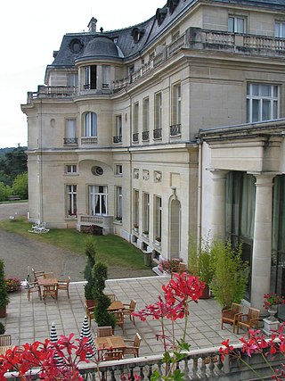 <span class="mw-page-title-main">Château Mont-Royal</span> Castle and hotel in La Chapelle-en-Serval, France