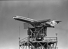 A Mexicana Boeing 727 flying over a radar facility at Los Angeles International Airport in 1986