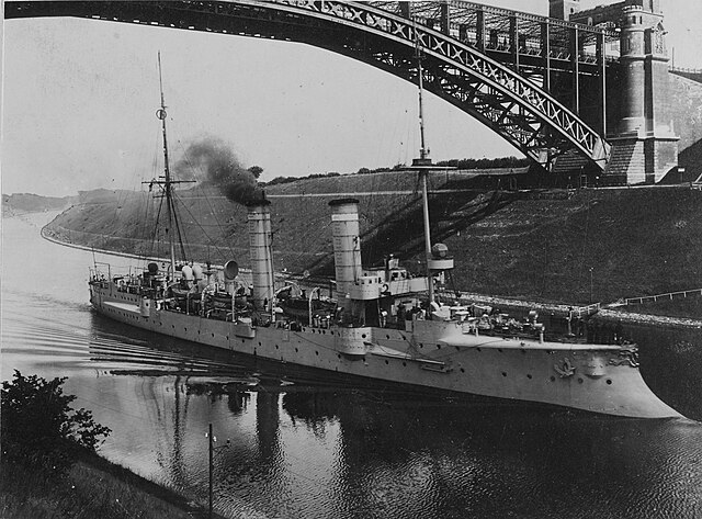 Medusa passing under the Levensau High Bridge in the Kaiser Wilhelm Canal