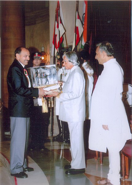 File:Maha singh rao receiving the dronacharya award.jpg