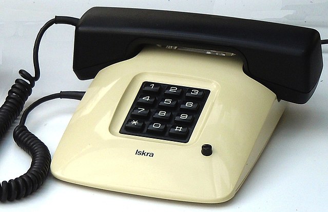 Iskra ETA85 pushbutton telephone with pulse-dialing keypad (Yugoslavia, 1988).