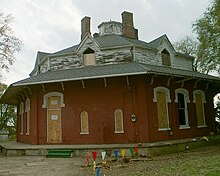 The house in 2003, in its original location on the MM Crites farm. MMCritesOctagonHouse2003-v2.jpg