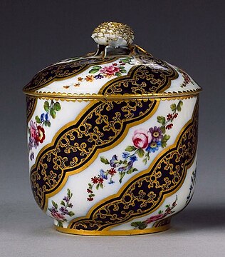 Sèvres sucrier (sugar pot) and cover, Bouret shape – c. 1770