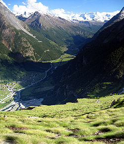 Looking south to the Matter valley from the top of the Randa rockslide. The scarp of the 1991 rockslides can be seen in the foreground. Mattertal-Randa-Scarp.jpg