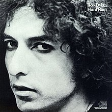 Un primo piano in bianco e nero del volto di Dylan