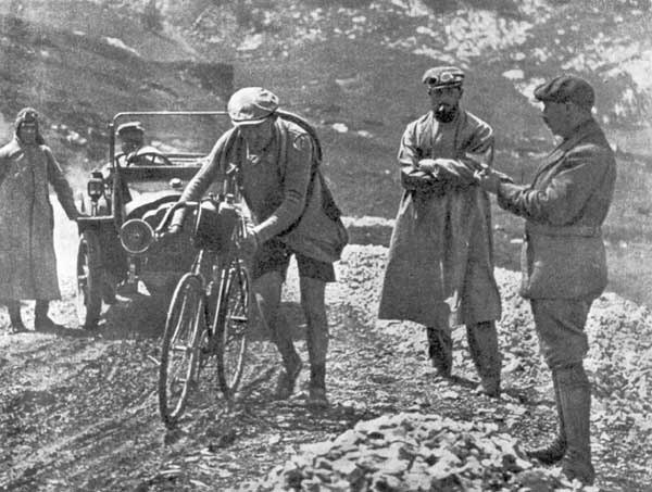Henri Desgrange (2nd from right) TdF 1913