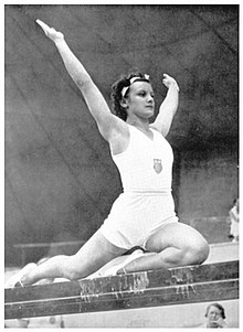 Consetta Caruccio Lenz pada balok keseimbangan di Berlin 1936 musim Panas Olympics.jpg