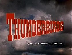 Título de la serie, "Thunderbirds", ambientado en nubes de tormenta