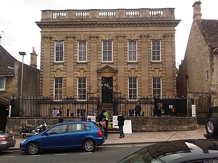 Burford Methodist Church has aprons beneath its five upper windows. BurfordBaroque.jpg