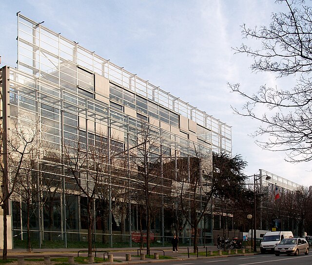 Exterior view of Fondation Cartier pour l'Art Contemporain, February 2007