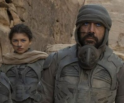 Fremen Chani (Zendaya) and Stilgar (Javier Bardem) wearing stillsuits in Dune (2021)