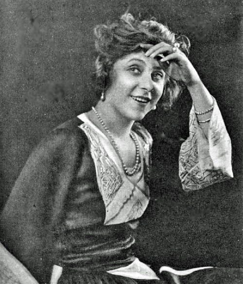 File:Yvonne-Printemps-1922.tif