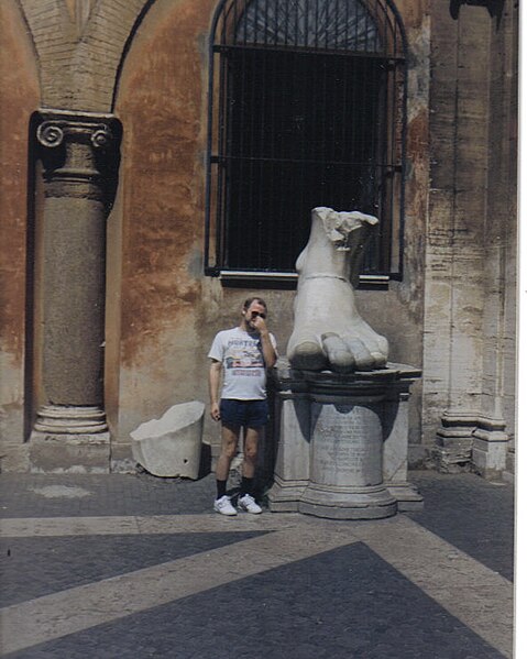 File:Franamax and a statue of a foot (Palazzo dei Conservatori, Rome, 1993).jpg