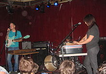 L-R: Lars Finberg (גיטרה, שירה), Beren Ekine-Huet (תופים), Susanna Welbourne (keyboard)