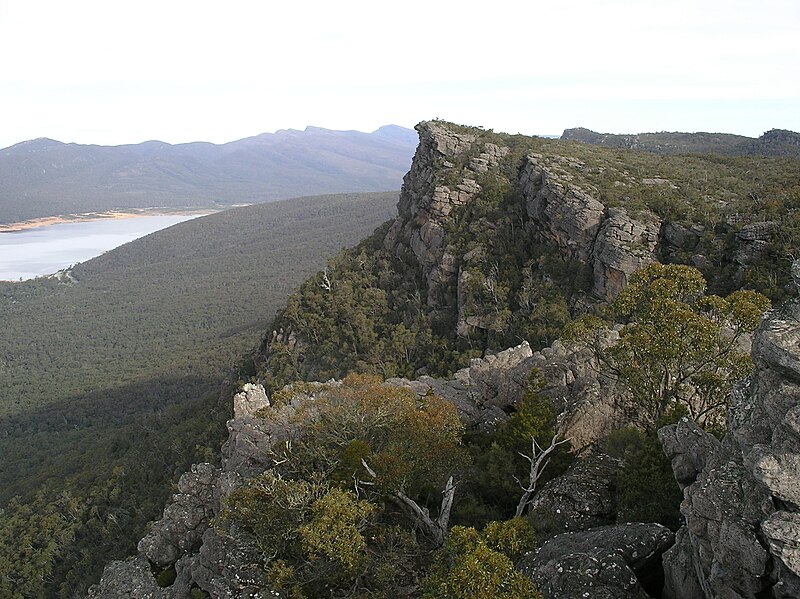 File:Grampians, The Pinnacle ,Lake Bellfield.jpg