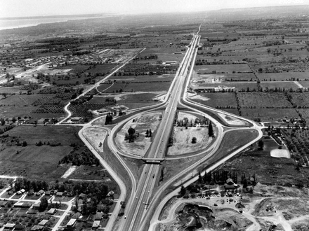 The Shook's Hill interchange soon after opening, in June 1961. This was the only example of this type of interchange built in Ontario, although the Allen Road and Highway 401 interchange in Toronto utilizes a similar design.