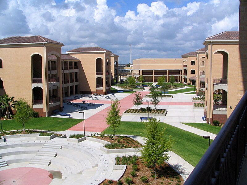 File:MHS Courtyard.jpg