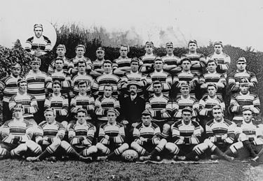 Pearce (3rd row 4th from right) Pioneer Kangaroos 1908-09 Kangaroos tour 1908 1909.jpg