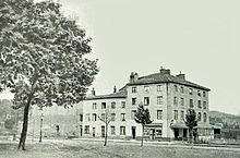 extérieur d'une grande maison rurale du XIXe siècle en France