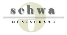 «Schwa» мәтіні үлкен, сұр әріптермен, жоғарыда және қара түсті «RESTAURANT» -дан екі таңбалы сызықпен бөлініп, ə таңбасының үстіне қойылған.