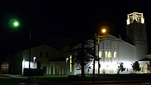 Night photograph of the new NHHS Robins-Loats Building NHHS 11-28-09 (3)-Wiki(c-rhwd).jpg