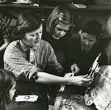 Scottie laat haar kinderen papieren poppen zien die Zelda voor haar heeft gemaakt.  Life Magazine 1959 door Robert Phillips