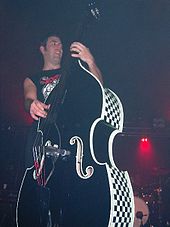 Scott Owen, double bass player for Australian rock band The Living End Scottowen-London2007.jpg
