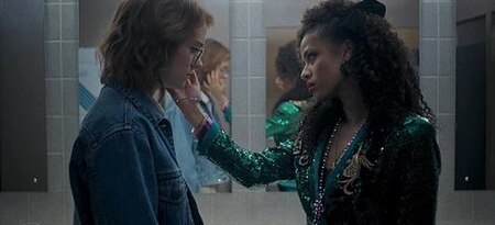 Yorkie (Mackenzie Davis, left) and Kelly (Gugu Mbatha-Raw, right)