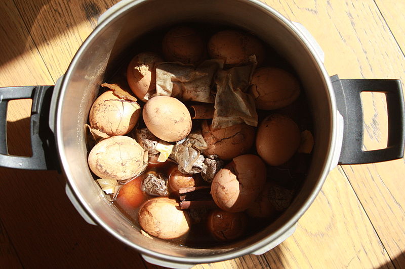File:Mom's tea eggs in saucepan.JPG
