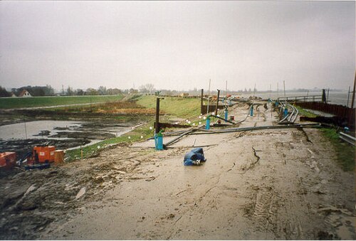 River embankment at Bergambacht after field test, November 2001 IJKWIKI2.jpg