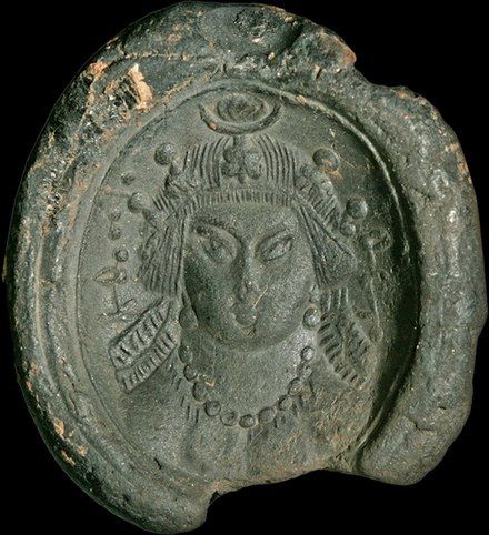 Hephthalite rulerThe Hephthalites called themselves ēbodāl, as seen in this seal of an early Hephthalite king with the Bactrian script inscription:ηβοδαλο ββγοēbodālo bbgo"Yabghu (Lord) of the Hephthalites"He wears an elaborate radiate crown, and royal ribbons. End 5th century- early 6th century CE.[2][14][24][25]