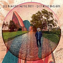 Un cerchio rosso contenente l'immagine di un uomo in piedi in un parco panoramico.  Il testo in grassetto nero sopra dice "Lee Ranaldo and the Dust Last Night on Earth".