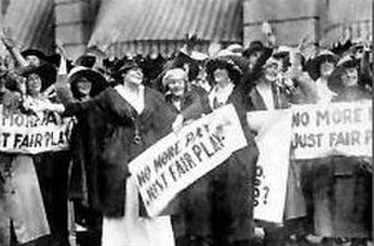 Marie Dressler and Ethel Barrymore holding signs that say 