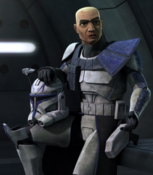 Clone trooper Captain Rex dengan helm-nya bertumpu pada lututnya