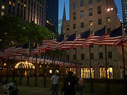 Stožáry obklopující Dolní náměstí s americkými vlajkami
