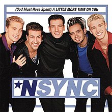 Члены NSYNC прижимаются друг к другу на белом фоне. Название песни отображается ниже.