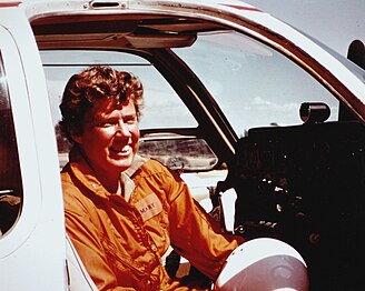 Foto von Mary Barr, die im Cockpit ihres Transportflugzeugs sitzt, 1975