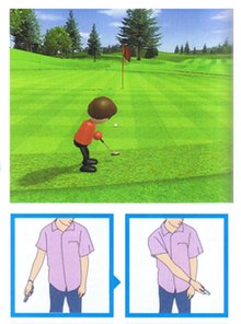 Composto di tre immagini separate, con una più grande sopra due più piccole.  L'immagine più grande è uno screenshot di un videogioco che è una rappresentazione digitale di un campo da golf.  Un giocatore rosso sta in piedi sull'erba verde mentre tiene in mano un putter.  In lontananza si vedono alberi e un'asta della bandiera.  La prima immagine più piccola nell'angolo in basso a sinistra raffigura una persona con una maglietta viola chiaro e jeans blu che tira via il braccio destro dal corpo.  Una piccola freccia blu indica la seconda immagine più piccola nell'angolo in basso a destra.  Raffigura la stessa persona che fa oscillare il braccio destro davanti al proprio corpo.