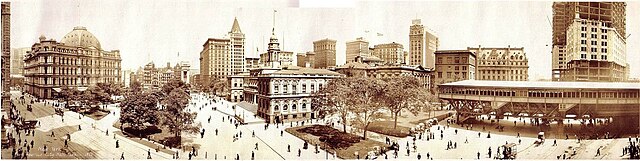 City Hall, Park Row, and City Hall Park in 1911, including the Manhattan station for cable cars, which ran across the Brooklyn Bridge