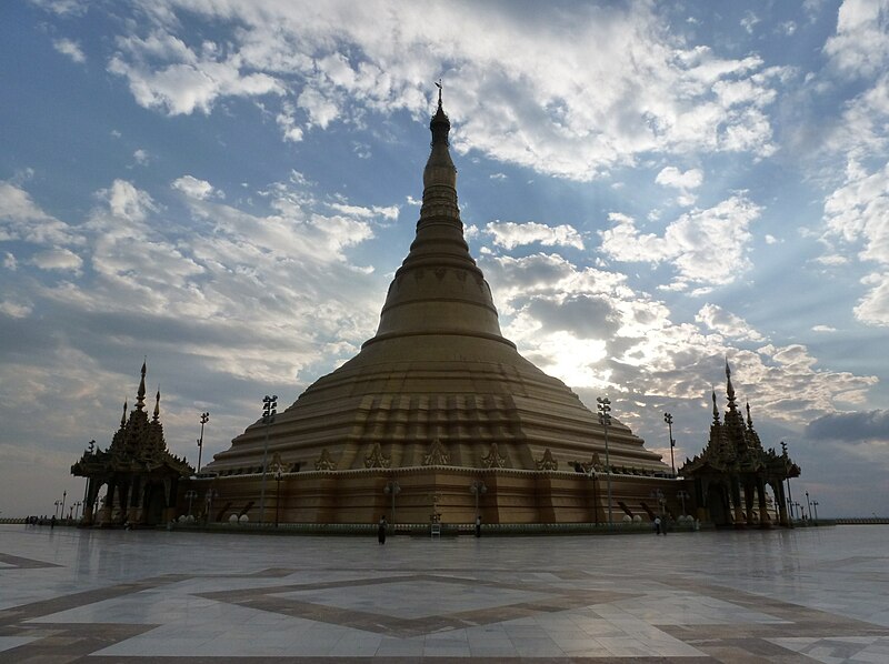 File:Naypyidaw -- Uppatasanti Pagoda -- corner view.JPG