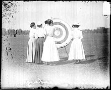 Four unknown female archers of Felicity's generation Archers1908.jpg