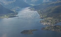 Most Tresfjord.jpg