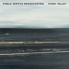 Šedá, světle modrá malba uhelných hor na pozadí zatažené oblohy. Slova „Public Service Broadcasting“ a „Every Valley“ jsou napsána tučným černým písmem v levém horním a pravém horním rohu obrázku. Má název „Viadukt“ a namalovala jej Hannah Benkwitz.