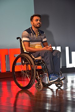 שמס עאלם ב- TEDx Dhavari, אפריל 2019.jpg