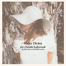 A brunette woman is wearing a white blouse and a white hat that covers her most of her face. The words "Mujer Divina" and "Homenaje a Agustín Lara" are placed beneath her.