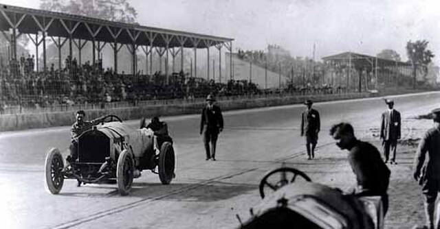 DePalma and his riding mechanic pushing their car at the 1912 Indianapolis 500