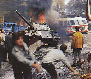 Dosiero:Praga1968. Brulboteloj.jpg