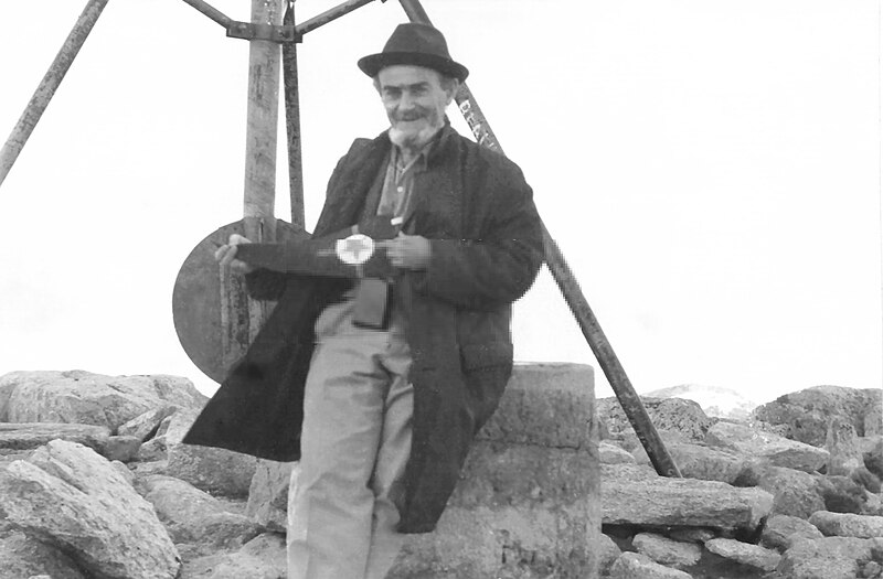 Dosiero:Tibor Sekelj sur la supro de la monto Kosciuszko, 1970.jpg