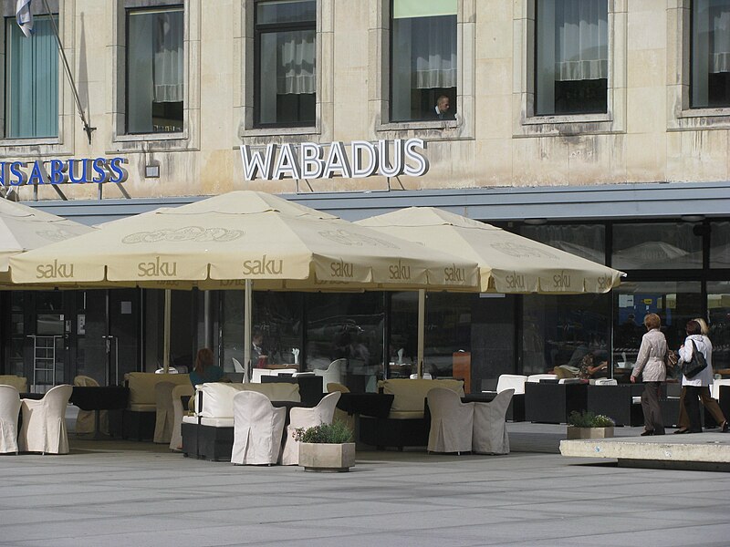 Fail:Kohviku Wabadus väliterrass Tallinnas Vabaduse platsil, 8. september 2011.jpg