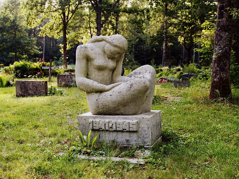 Fail:Hellamaa kalmistu, II maailmasõjas hukkunute ühishaud, monument.JPG